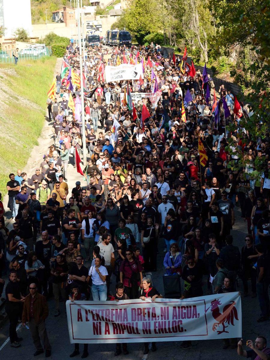 Montse_NYC's tweet photo. Milers d persones, no!
1 Milió, éreu!

Quatre #cuparres i què es pot esperar de vosaltres, fotos retallades pq sembli q la gentada no cap a l’objectiu d la càmera⁉️
Au té, et deixo la d veritat,sense retallar…

Quan volgueu podeu passar a pagar taxes i el vidre!
#SalvemCatalunya https://t.co/EirzrsMun3