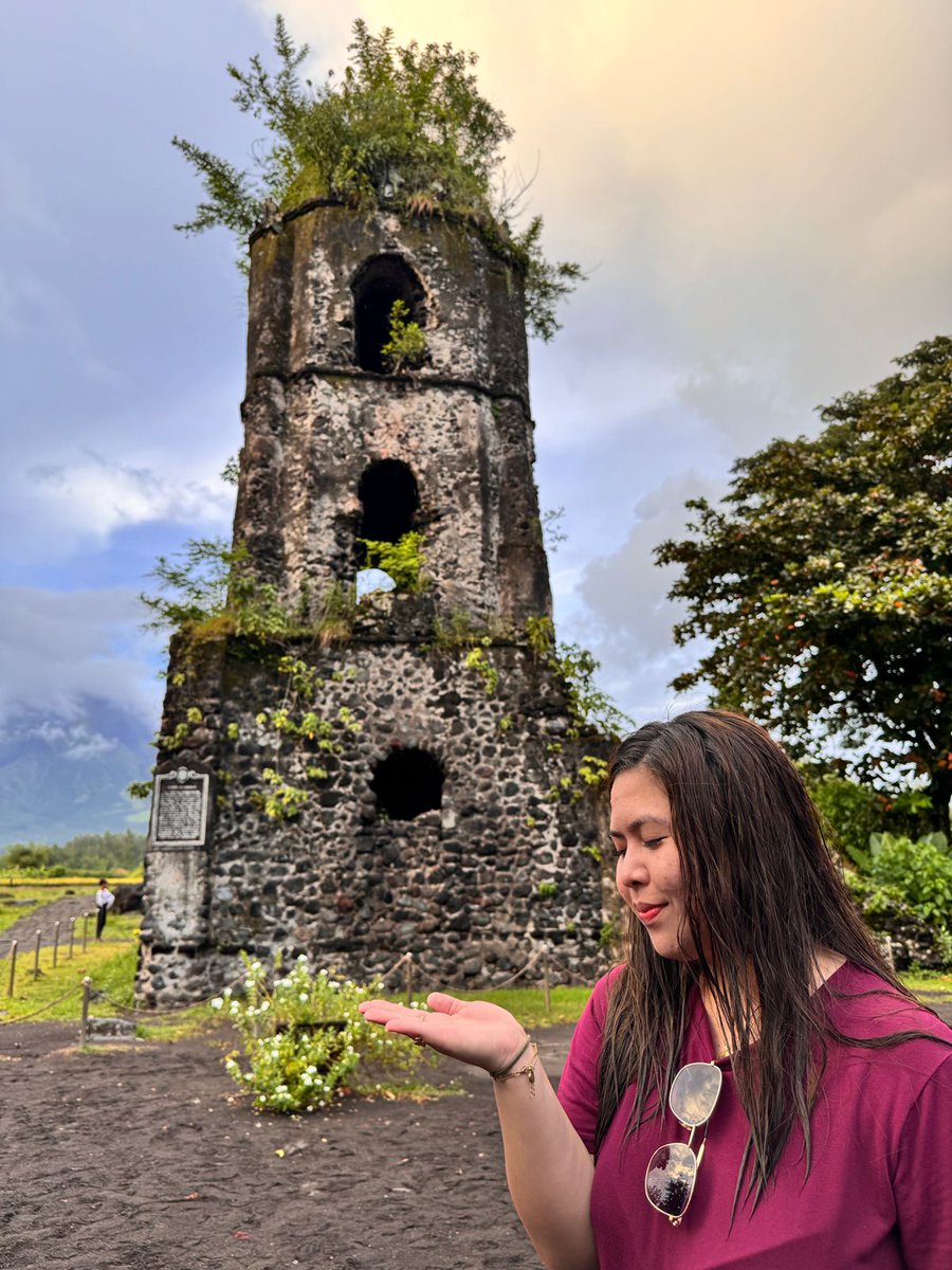 ChubbyChay18's tweet photo. Cagsawa Ruins⛪ and Mayon Volcano🌋🌴 https://t.co/Yjr6Qfjcff