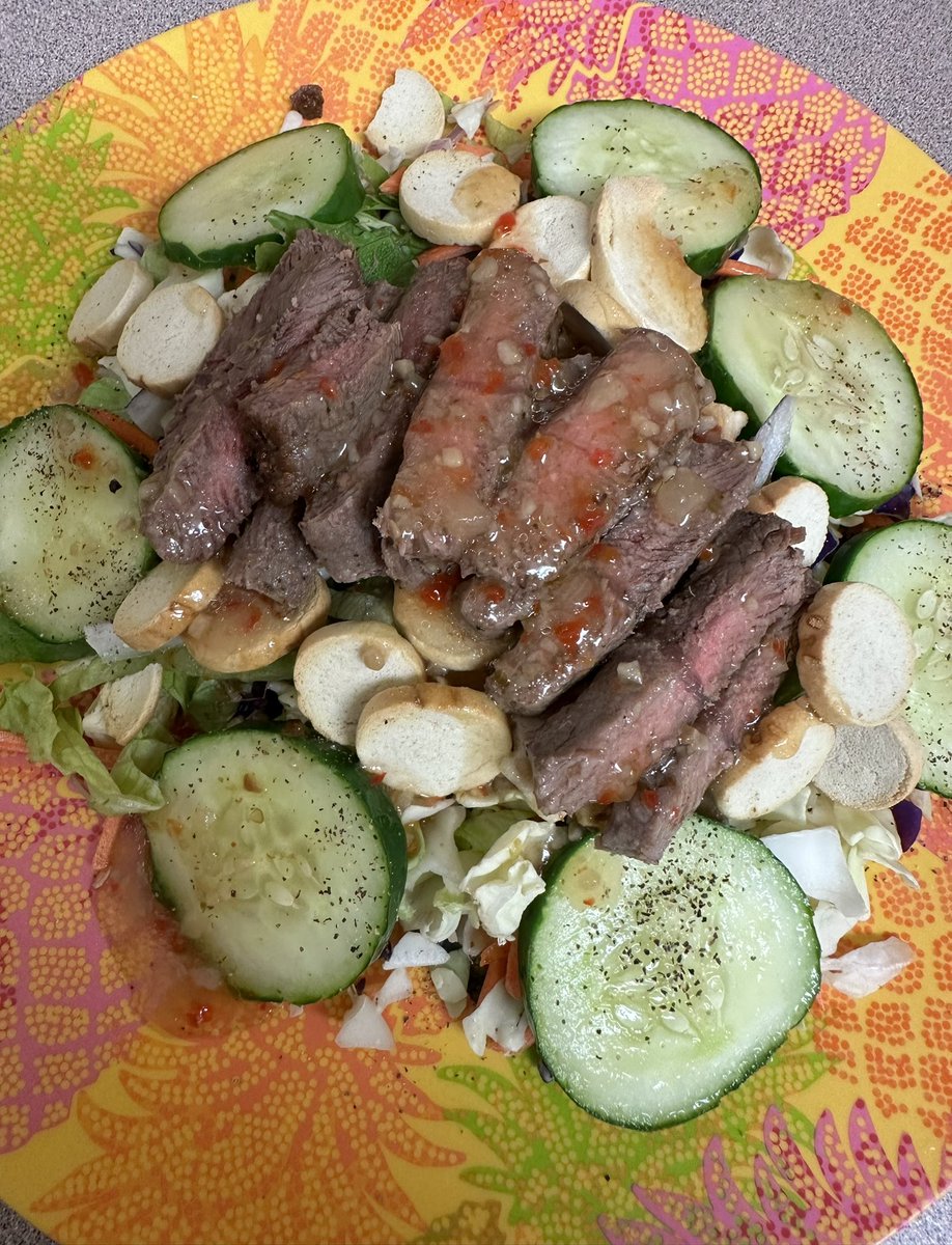 DaniHealz333's tweet photo. 🥰🥰🥰steak salad for dinner….#ChefDani https://t.co/62ttCAmGxw