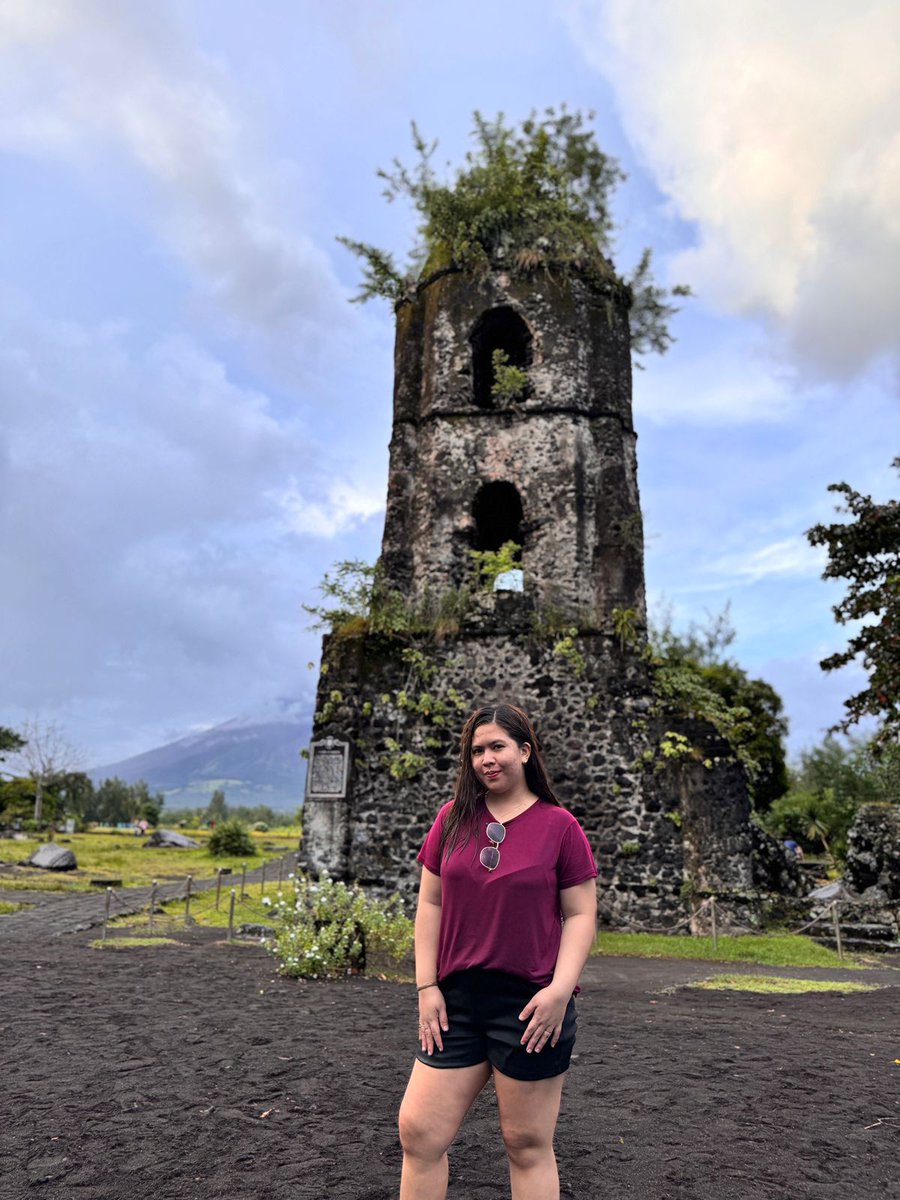 ChubbyChay18's tweet photo. Cagsawa Ruins⛪ and Mayon Volcano🌋🌴 https://t.co/Yjr6Qfjcff