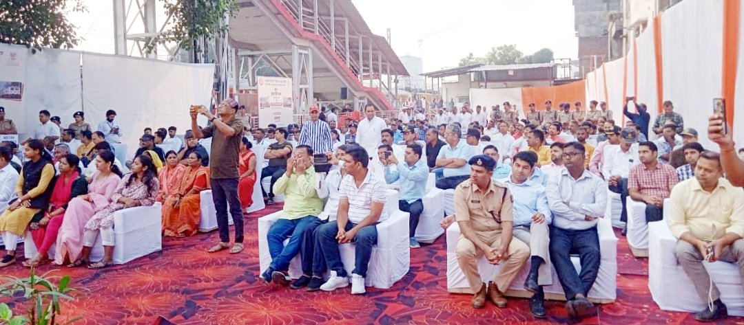 मा.मुख्यमंत्री उत्तराखंड श्री पुष्कर सिंह धामी ने 22544 लालकुआं-बांद्रा टर्मिनस साप्ताहिक ए. को वर्चुअल मीडिया के माध्यम से हरी झंडी दिखाकर रवाना किया। इस अवसर पर लालकुआँ स्टेशन पर मा.सांसद,नैनीताल- यू.एस.नगर श्री अजय भट्ट तथा मा.विधायक, लालकुआं डॉ.मोहन सिंह बिष्ट उपस्थित थे।