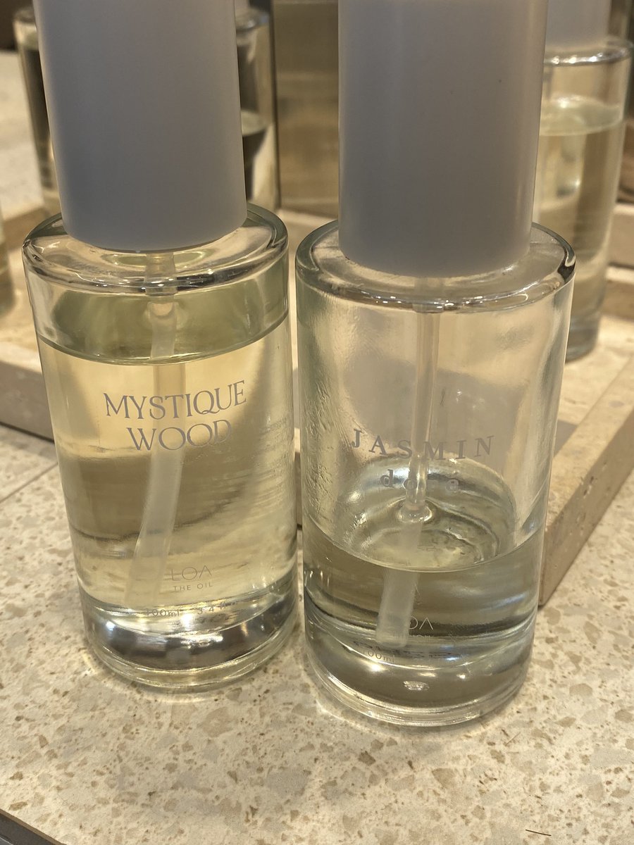 今日サロンで付けてもらった
香水いらずのヘアオイルが、半端なくいい香りすぎている。マルジェラの香水とイソップの香りそのままなのもある！

左のイソップの香りと右のジャスミンの香り混ぜて付けてもらった！いい女すぎる香り🥹
長時間つけても酸化しないしツヤツヤ✨

#loatheoil