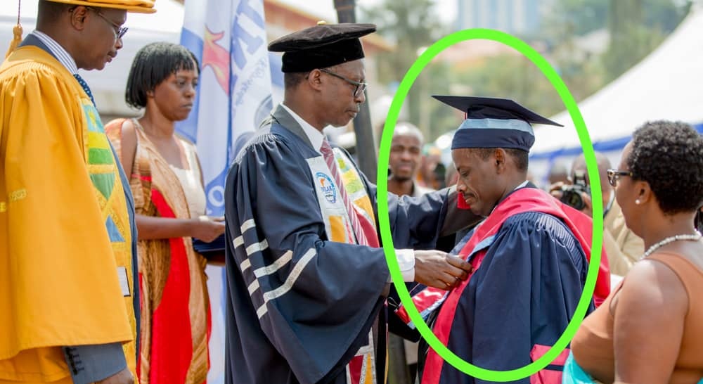 EmmanuelINTORE's tweet photo. #Inkotanyi: #RPA_RDF🇷🇼- Ntamikino ku Rugamba: Umu-GENERALI udasanzwe mu mateka y'igisirika cy'u Rwanda 💪🇷🇼👇
Ni muntu iki General SAM KAKA⚔️🗡️?
Mu 1994 - 1998, Maj General SAM KANYEMERA KAKA. Niwe wabaye Umugaba mukuru w’ingabo z’u Rwanda wa 1 nyuma y’urugamba rwa RPA rwo kubohora igihugu.
Gen. Sam KAKA ari mu kiciro cyaba COS(Chief of Staff) kuko yayoboye ingabo z’u Rwanda mbere zikitwa RPA kandi zifite icyiciro kimwe cy’izirwanira k’ubutaka (Army).
Mu 1990 - 1994, nibwo izina Gen. Sam KAKA ryamenyekanye cyane ubwo yari umwe mu basirikare b’indwanyi byahamye mu rugamba RPA yarwanaga rwo kubohora igihugu.
Yageze ku rugamba afite ipeti rya MAJOR, ari na ryo peti rikuru ryari mu batangiye urugamba, nyuma ya Gen Major Fred Gisa Rwigema wari umaze gutabaruka, na Gen Major @PaulKagame wamusimbuye nk’umugaba Mukuru w’ingabo.
Mu rugamba rw’ishiraniro, Uyu mugabo imihanda y’Ibyumba iramuzi bihagije, kuko ibitse amateka y’imirindi y’umutwe w’ingabo yayobora witwaga “Alpha Mobile Group”. Izi ngabo zari zifite ibirindiro i Miyove ho mu yahoze ari Perefegitura ya Byumba. Iyi Alpha Mobile Group yavuzwe imyato na benshi bazi aho yagiye ica hose.
Icyo gihe ku rugamba Gen. Sam KAKA yakoranaga bya hafi na Col. Steven Kalisholisho NDUGUTE wari Umuyobozi w’ibikorwa bya Gisirikare, Ludoviko TWAHIRWA Dodo wari Komanda wa “Bravo Mobile Unit”, Thaddée GASHUMBA wari umuyobozi wa “Charlie Mobile Unit”, na Musitu wayoboraga Batayo ya 21. Sam Kaka yabaye kandi Umuyobozi wa ‘Military Police’.
Urugamba rurangiye, Sam Kaka wari umaze kuba Colonel yagizwe Umugaba Mukuru w’Ingabo z’u Rwanda, aho uyu mwanya yaje kuwusimburwaho mu 1998.
Nyuma 1998, Gen. Sam Kaka yabaye intumwa ya Rubanda mu nteko Ishinga Amategeko/Umutwe w’Abadepite mu bakandida ba @rpfinkotanyi. Nyuma yo kuva mu Nteko nta mwanya uzwi Gen.Maj. Sam KAKA yari afite.
Mu 2003, Maj. Gen. (Rtd) Kaka wari ufite ipeti rya ’Brigadier General’ yasezeye muri RDF, yongera guhamagarwa mu 2012, ahabwa ipeti rya ’Major General’.
Tariki 13 Gashyantare 2015 inama idasanzwe y’Abaminisitiri yamugize Komiseri muri Komisiyo y’Igihugu y’uburenganzira bwa Muntu (CNDP/NHRC), uru rukaba ari urwego rushinzwe guteza imbere, kurengera no kureberera iyubahirizwa ry’Uburenganzira bwa Muntu imbere mu gihugu, aho yari ashinzwe Uturere dutanu (5).
Tariki ya 8 Nyakanga 2016, Maj General Sam KAKA yashyizwe mu kiruhuko kizabukuru, we n’ aba ofisiye 146 ndetse na Lt General Ceasar Kayizari (Naramubabwiye).
Tariki 25 Mutarama 2018, (Rtd) Gen. Sam Kaka yahawe impamyabumenyi y’icyiciro cya 3 cya Kaminuza (Masters) mu bijyanye n’amategeko Mpuzamahanga Mpanabyaha (International Criminal Law) muri Kaminuza y’ Abadivantiste b’Abarayiki @unilak_rwanda.
Uyu Munyabigwi mu Nkotanyi yahembewe kuba indashyikirwa mu banyeshuri basoje icyo gihe ahabwa ibikoresho bya DSTV.
Gen. (Rtd) Sam KAKA Ni umugabo wubatse washakanye na Rtd Maj. Nuriat KAKA. kandi wishimira imirimo yakoreye igihugu cye. #AbatoTumwigireho
Ndashaka kuza kubaha amateka ya Major (Rtd) Nuriat KAKA wagiriwe ikizere na CIC @PaulKagame akayobora umutwe YANKEE MOBILE FORCES...
Ibigwi by'iyi ngabo idasanzwe bingana imvura ariko umunsi ku munsi abakurikira @EmmanuelINTORE bakira amateka. Nawe 👇👇
𝐔𝐤𝐢𝐛𝐲𝐢𝐛𝐮𝐤𝐚, 𝐤𝐨𝐫𝐚 #𝐅𝐎𝐋𝐋𝐎𝐖 𝐤𝐮𝐫𝐢 @EmmanuelINTORE 𝐮𝐝𝐚𝐜𝐢𝐤𝐰𝐚 𝐧'𝐚𝐦𝐚𝐭𝐞𝐤𝐚 𝐲'𝐈𝐍𝐓𝐖𝐀𝐑𝐈 𝐳𝐚𝐫𝐮𝐠𝐰𝐢𝐫𝐢𝐣𝐞 𝐢𝐛𝐢𝐠𝐰𝐢 🫴
#Inkotanyi #RPA #EmmanuelINTORE