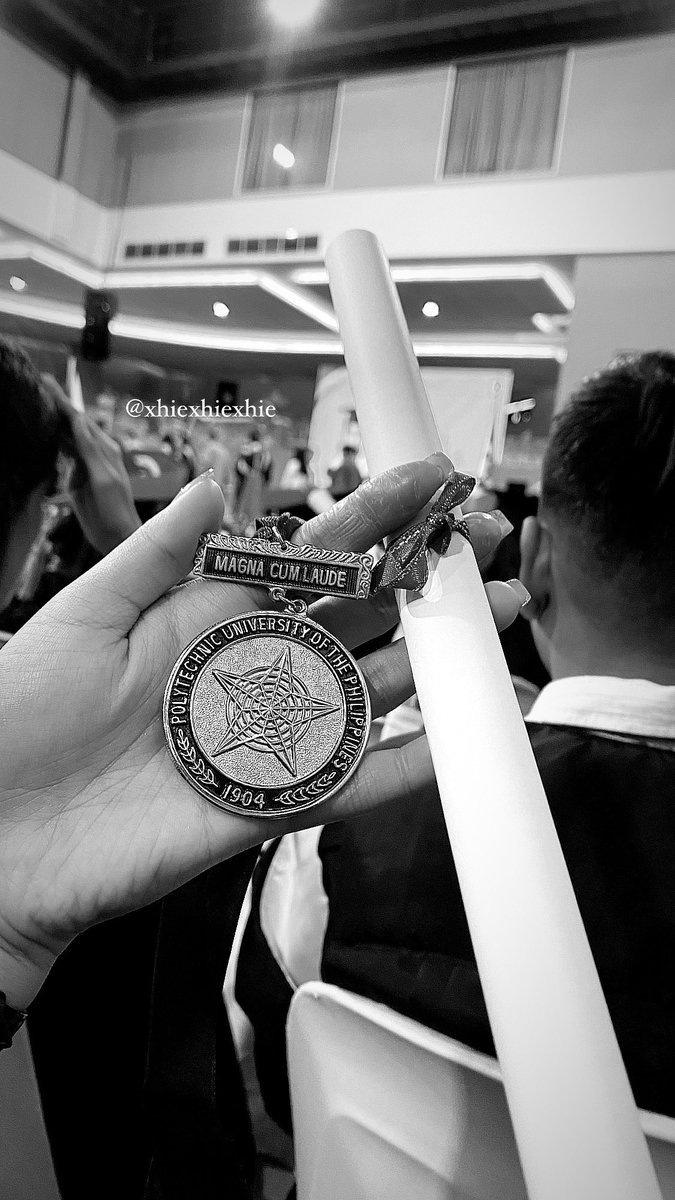 isclient__'s tweet photo. hi just an update hehe that I graduated Magna Cum Laude 💐🎖️ https://t.co/C5BjfByDcI