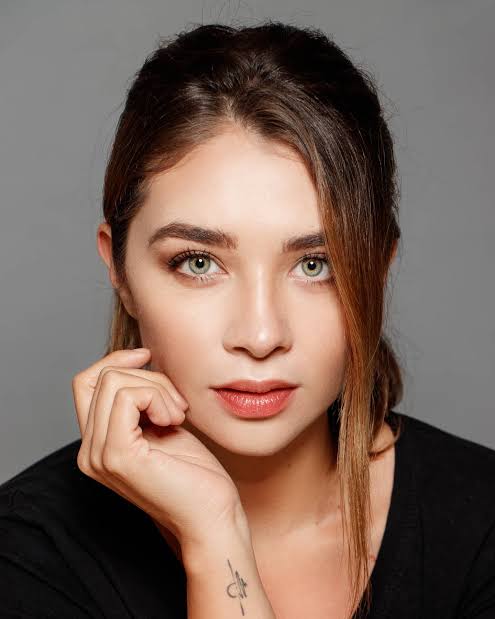 Daniela Lujan sí es.
#QuienEsLaMáscara 
Por 1988 (año en que nacio), La bandera de Puerto Rico me recuerda al proyecto que grabo ahí. Se rentan cuartos lo asocio con Una familia de 10 y es amante de los perritos
Además participio en Amigos y Rivales en Perú y lo menciono.