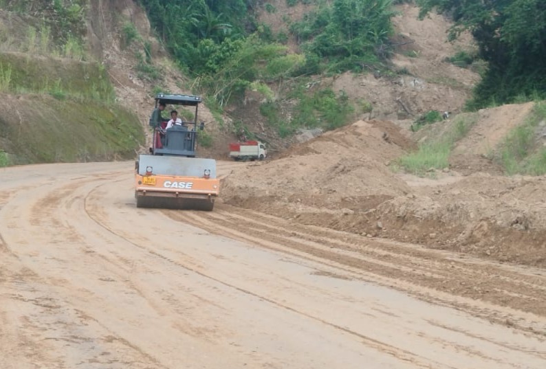 nhidcl's tweet photo. “Creating a prosperous future with enhanced roads.” 

#NHIDCL is sincerely progressing ahead with the rehabilitation and upgradation of the road from Km 16 to Km 43 (total length 27 Km) of the Lalchara-Kanchanpur section on NH-44A to a 2-lane with paved shoulder (Manu-Simlung) under package-2 in #Tripura. 

 #BuildingInfrastructure #BuildingTheNation