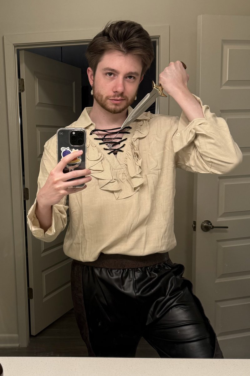ShallelujahTV's tweet photo. Is that a dagger in your pants or are you just excited to see me? https://t.co/Rovemgqi7S