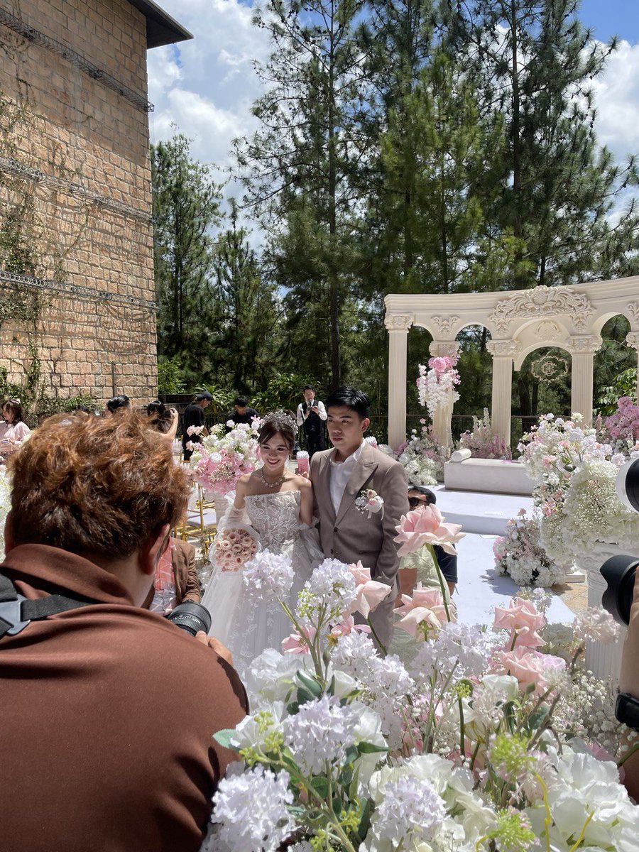 CDL_Ent's tweet photo. Happy Wedding Day for our dearest and only @cindyyuvia 🩷

May you and husband carry the hopes of both lives on a countless difficulties in this wonderful world. Walk together, side by side, until the end of your lives~❤️‍🔥

#DEVinitelyCINDY https://t.co/DltjHYjw0S