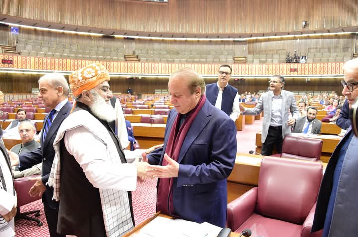 سر اٹھا کر جینا سیکھا ہے ہم نے 👑
ہم جھکتے ہیں فقط کائنات کے بادشاہ کے آگے 🔥۔
مولانا برینڈ
#molana #آئینی_ترمیم #مولاناتیرا_شکریہ