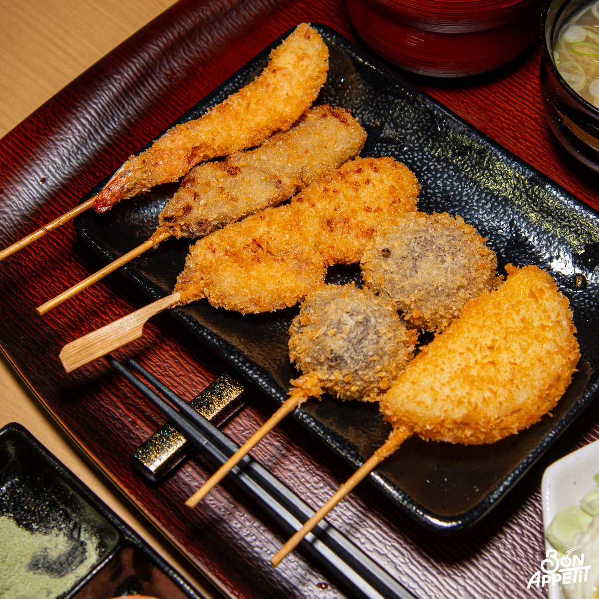 ตำนานร้านญี่ปุ่นที่เปิดมานานกว่า 136 ปี ในจ.ฮิเมจิ มาเปิดที่ไทยแล้ววววว🇯🇵

ร้านนี้จะเป็นอาหารญี่ปุ่นสไตล์คันไซ ในเครือ Maneki เป็นต้นตำรับผู้คิดค้นเบนโตะของญี่ปุ่น ที่ปัจุบันมีถึง 48 สาขาในเฮียวโกะ โอซาก้า นารา เกียวโต และโตเกียว