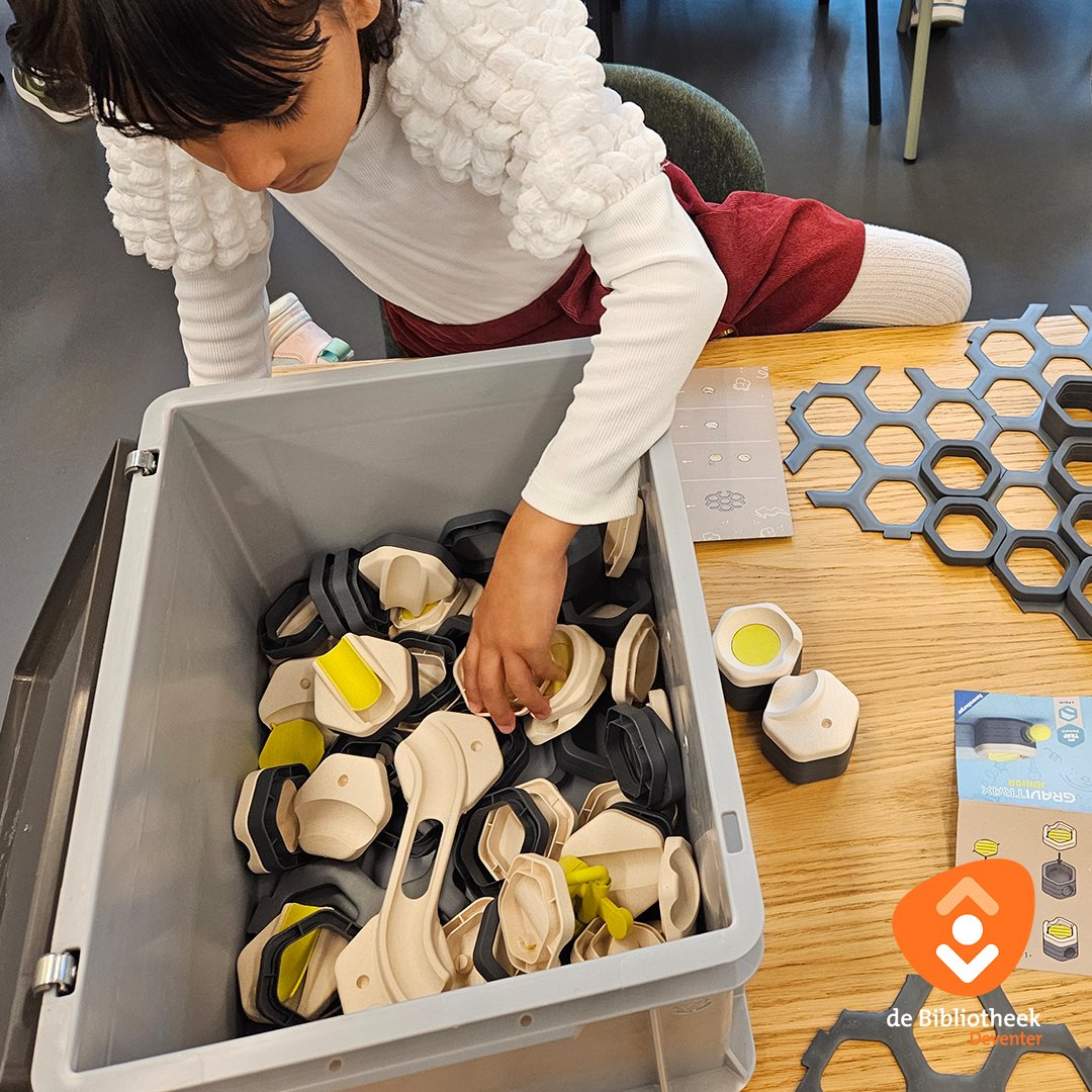 Het is bijna herfstvakantie! 🍂 Kom volgende week gezellig met je kind langs in de Bibliotheek Centrum; er is van alles te doen. Van de PrutsHub op woensdag tot film en leesclub op donderdag en TechPortaal op vrijdag. 
Bekijk onze agenda via bibliotheekdeventer.nl/agenda.