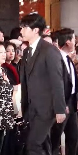 24.10.20 Lee Seung-gi and Lee Da-in were guests at the wedding of presenter #JoSaeHo.
The couple was very elegant.
The wedding ring on the ring finger of both their left hands was also shining. 
#이승기 #LeeSeungGi #LeeDaIn #이다인