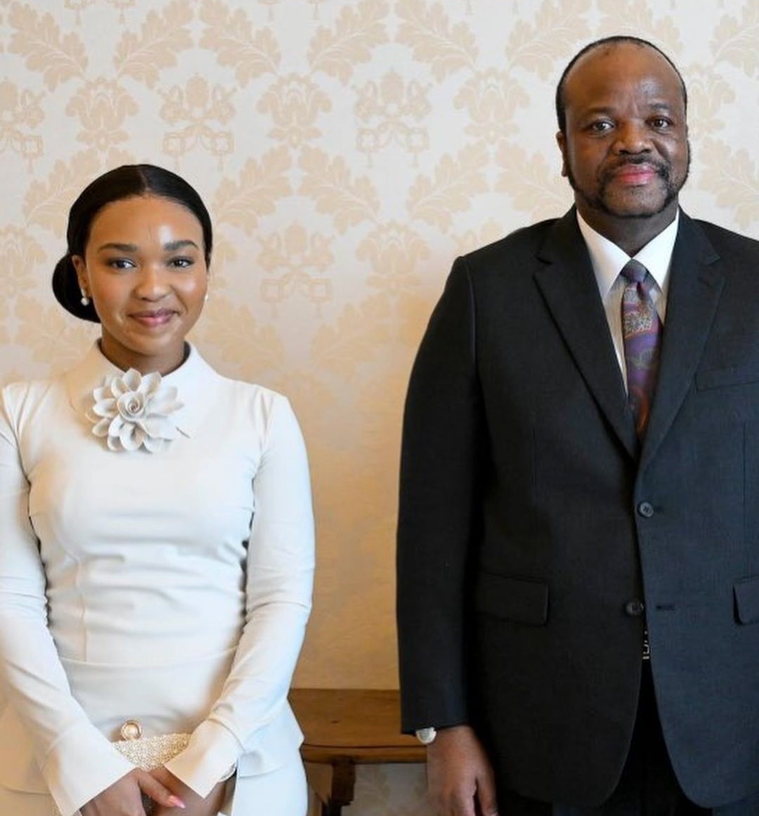 Musa_Khawula's tweet photo. Jacob Zuma's daughter; Nomcebo Zuma (21) with her new husband King Mswati III of Eswatini (56).

Nomcebo Zuma becomes King Mswati III's 16th wife. https://t.co/wiJHcqmfP6