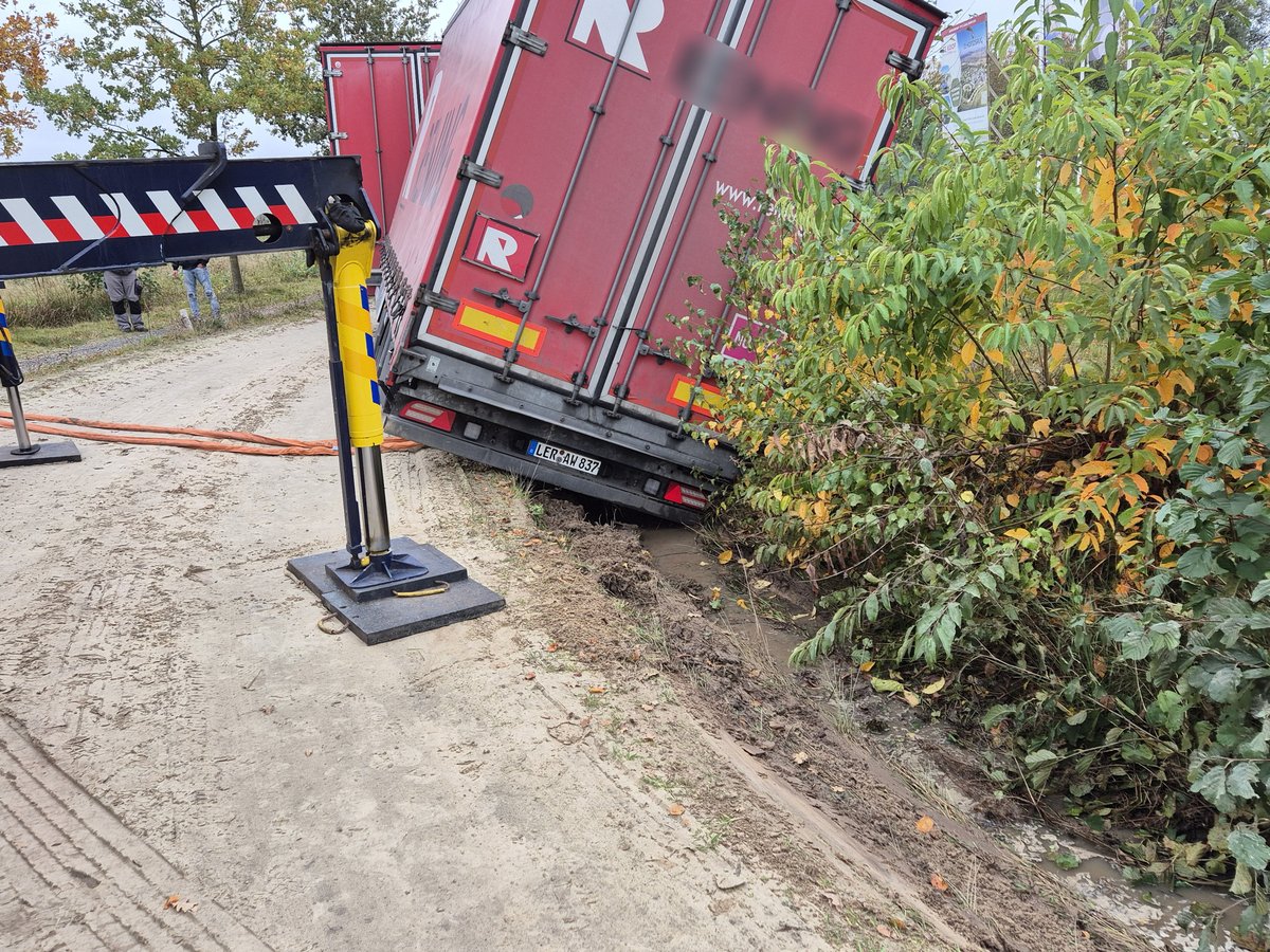 Vrachtwagen geladen met chips in de sloot bij Gasselte