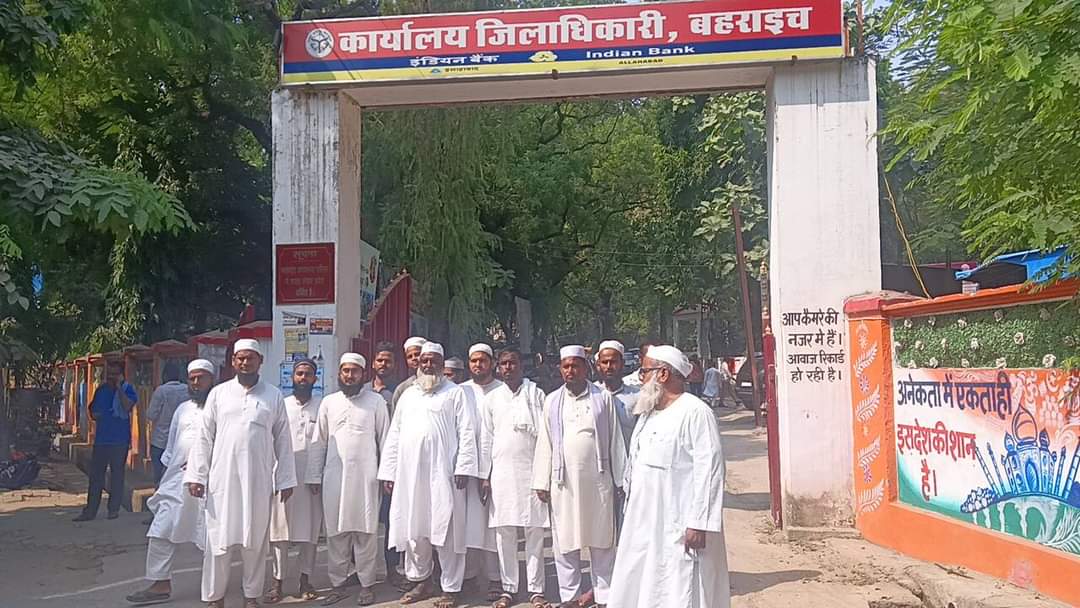 MirzaTabish8's tweet photo. @RUConline जिला बहराइच ने आज जिला अध्यक्ष मौलाना सरवर कासमी साहब के नेतृत्व में नगर मजिस्ट्रेट शालिनी प्रभाकर से मुलाकात कर अनुरोध किया है कि निर्दोष मुसलमानों की गिरफ्तारी को रोका जाए, जिनके घरों में तोड़फोड़ की गई है और आग लगाई गई है, उन्हें मुआवजा दिया जाए, इस्लामी झंडे को.... https://t.co/eC5V7HMPrI