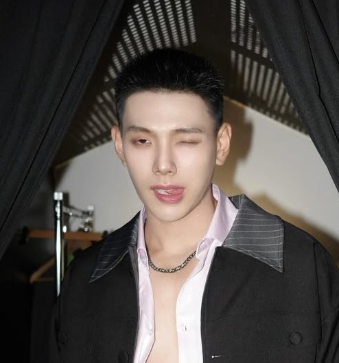 skyfallthea's tweet image. LIKE HOW??