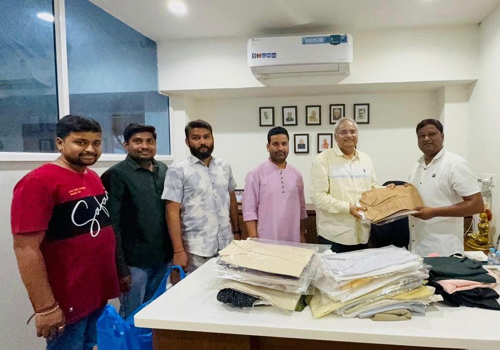 ikaushaldave's tweet photo. વસ્ત્રદાન - જરૂરિયાતમંદો માટે બનશે વરદાન !

દિવાળીના તહેવારમાં જરૂરિયાતમંદ લોકોને મદદરૂપ થવા માટે સ્વામી વિવેકાનંદ યુવા બોર્ડ દ્વારા શરૂ કરાયેલ વસ્ત્રદાન અભિયાનમાં ગુજરાત વિધાનસભાના મુખ્ય દંડક શ્રી બાલકૃષ્ણ શુક્લા એ વસ્ત્રદાન કરી સમાજ સેવાનું ઉદાહરણ પૂરું પાડ્યું.

#Vastradan https://t.co/ITTcnaB9Ii