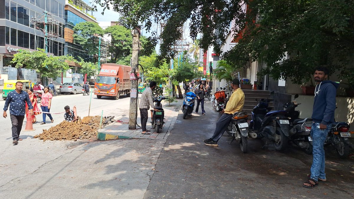 <a href="/osd_cmkarnataka/">Office of the OSD to CM Karnataka</a> <a href="/RavgmRavi/">Ravi Ganesh</a> <a href="/ICCCBengaluru/">INTEGRATED COMMAND AND CONTROL CENTRE</a> <a href="/ZC_Bommanahalli/">Zonal Commissioner Bommanahalli(BBMP)</a> <a href="/BommanahalliJC/">Joint Commissioner Bommanahalli zone BBMP</a> <a href="/WeAreHSRLayout/">HSR Layout - Bengaluru</a> <a href="/ChristinMP_/">ChristinMathewPhilip</a> <a href="/Lolita_TNIE/">S. Lalitha</a> @BBMPAdmn <a href="/osd_cmkarnataka/">Office of the OSD to CM Karnataka</a> <a href="/ICCCBengaluru/">INTEGRATED COMMAND AND CONTROL CENTRE</a> <a href="/BommanahalliJC/">Joint Commissioner Bommanahalli zone BBMP</a> This is another digging on 5th Main,  near Raymond's. Man in yellow shirt was prodding the guys to continue digging despite telling them that AEE has confirmed they have no permission to dig