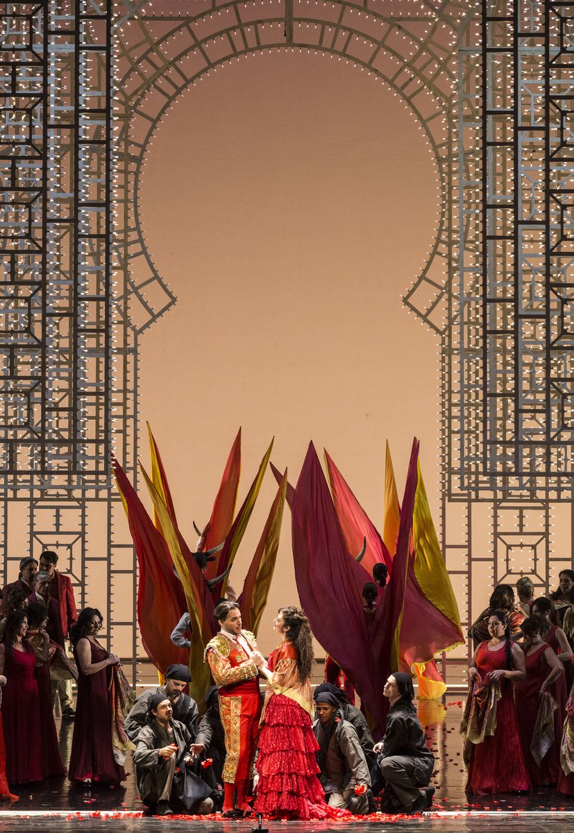 Dal 25 ottobre h 20:00 al #TeatroSanCarlo, Carmen di #GeorgesBizet, con la regia di #DanieleFinziPasca. 
Ad interpretare la seducente #Carmen, Aigul Akhmetshina, Dmytro Popov è il soldato Don José, Mattia Olivieri il torero Escamillo, Selene Zanetti l'innocente Micaëla.