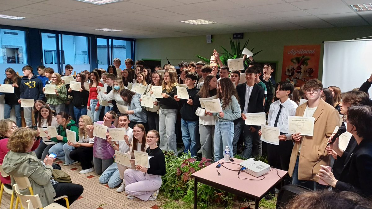 ClgAubry's tweet photo. Une journée riche ce vendredi qui vient clôturer cette première période :
✅ Matinée sportive avec le cross du collège 
✅Cérémonie de remise des diplômes du brevet aux anciens élèves de troisième.
Bonnes vacances à tous ! https://t.co/45Iyb8SWQe