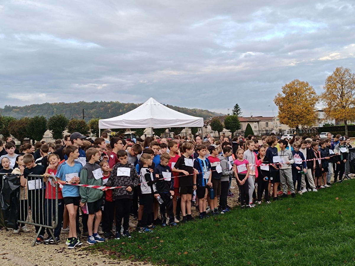 ClgAubry's tweet photo. Une journée riche ce vendredi qui vient clôturer cette première période :
✅ Matinée sportive avec le cross du collège 
✅Cérémonie de remise des diplômes du brevet aux anciens élèves de troisième.
Bonnes vacances à tous ! https://t.co/45Iyb8SWQe