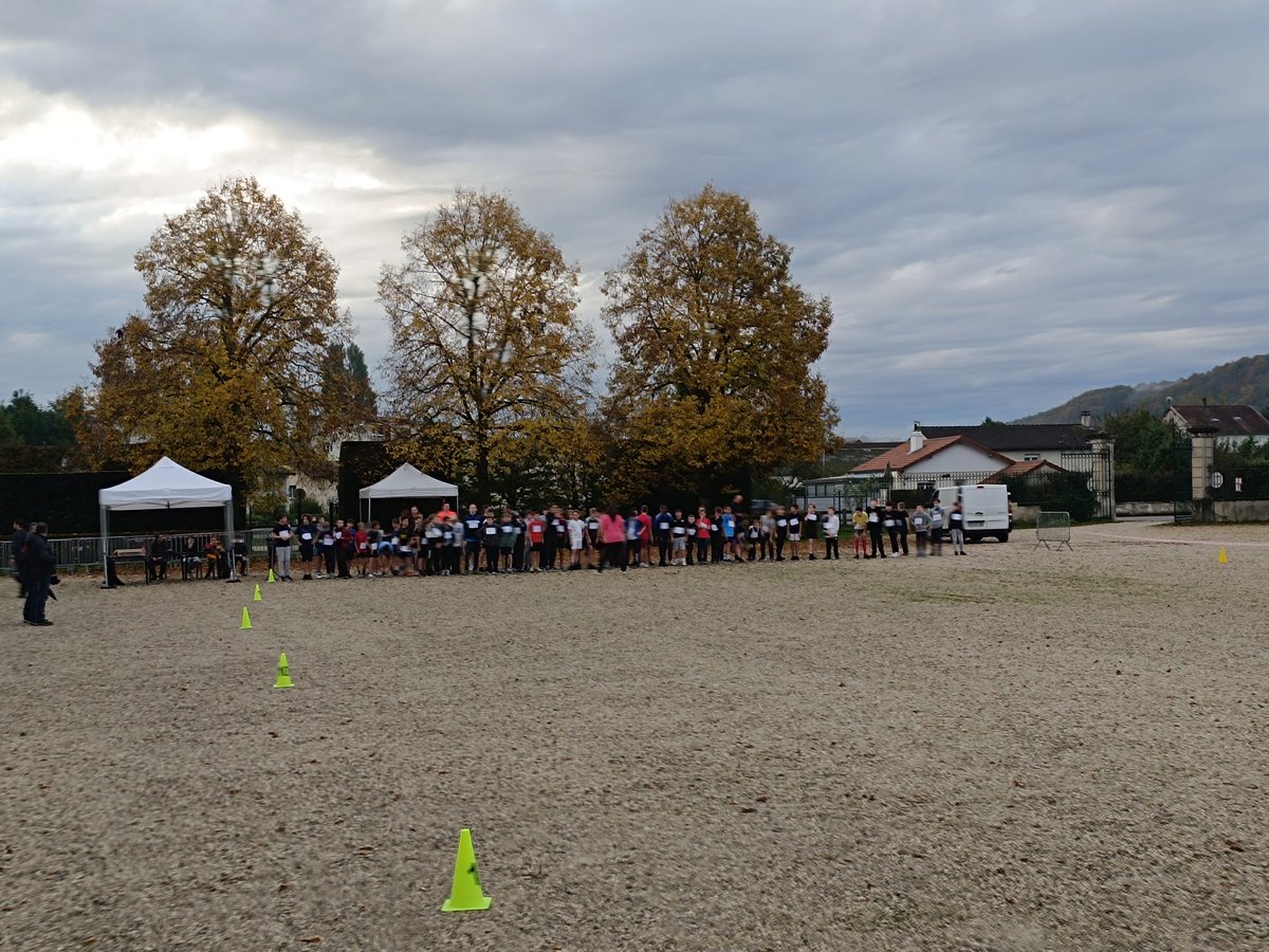Une journée riche ce vendredi qui vient clôturer cette première période :
✅ Matinée sportive avec le cross du collège 
✅Cérémonie de remise des diplômes du brevet aux anciens élèves de troisième.
Bonnes vacances à tous !