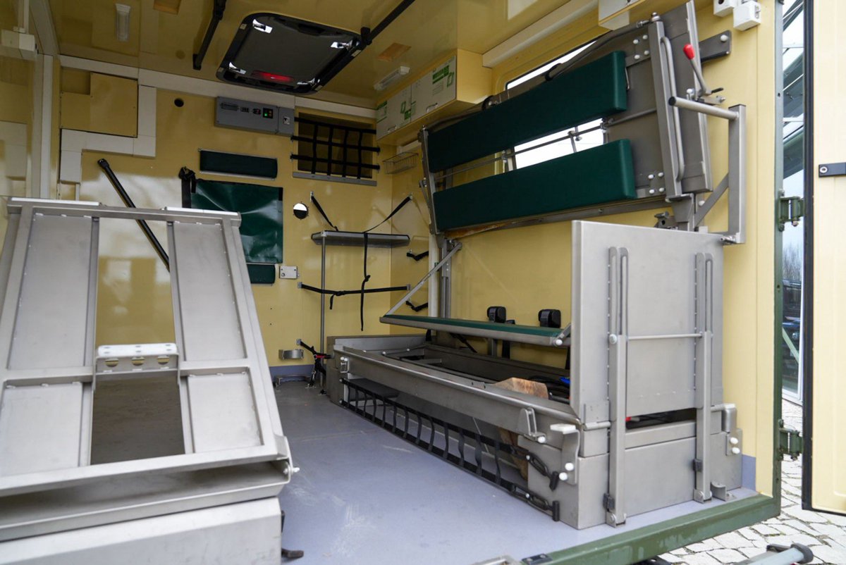 praisethesteph's tweet photo. 🇨🇿#FFF24: At the Future Forces Forum 2024 (@ForcesForum) in Prague, the Czech company Dajbych showed its off-road ambulance based on the new facelifted extended chassis of the Toyota Land Cruiser 79.
The built-in medical superstructure is of sandwich design made of 40 mm thick insulated panels with rear double doors and a nose section at the top front that extends above the driver's cab.
The superstructure has space for a seat for a paramedic and his equipment, three seated patients or two lying patients.
The facelift version of the LC79 offers a 4.0-litre Euro VI atmospheric six-cylinder engine with 167kW, or a new 2.8-litre turbocharged four-cylinder diesel with 150kW at 3,400rpm. A six-speed Aisin automatic transmission is also newly offered.