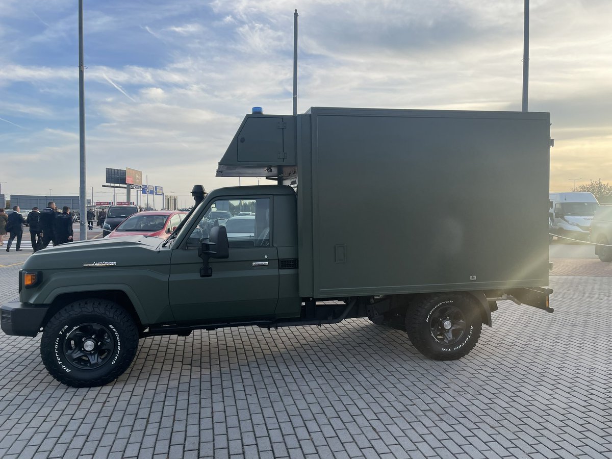 praisethesteph's tweet photo. 🇨🇿#FFF24: At the Future Forces Forum 2024 (@ForcesForum) in Prague, the Czech company Dajbych showed its off-road ambulance based on the new facelifted extended chassis of the Toyota Land Cruiser 79.
The built-in medical superstructure is of sandwich design made of 40 mm thick insulated panels with rear double doors and a nose section at the top front that extends above the driver's cab.
The superstructure has space for a seat for a paramedic and his equipment, three seated patients or two lying patients.
The facelift version of the LC79 offers a 4.0-litre Euro VI atmospheric six-cylinder engine with 167kW, or a new 2.8-litre turbocharged four-cylinder diesel with 150kW at 3,400rpm. A six-speed Aisin automatic transmission is also newly offered.