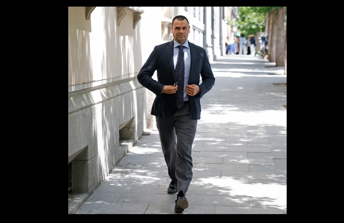 martin_caparros's tweet image. Me sigue sorprendiendo que los medios españoles no nos cuenten quién es Alberto González Amador, "pareja de Ayuso", delincuente confeso y objeto del debate.
¿De dónde viene, qué estudió, de qué trabajaba, qué piensa si es que piensa? 
Eso no invade ninguna privacidad: informa.