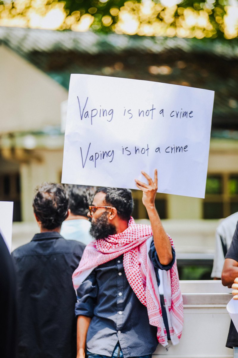 shiuna_m's tweet photo. ފަލަޞްޠީނުގެ ޙައްޤުގަ ކަމަށްބުނެ އެއްވެފަ ވޭޕް ކުރުން ޕްރޮމޯޓް މިކުރަނީ؟ ވޭޕަށް މސްތުވާތަކެތި އަޅައިގެން ބޮއެ ޒުވާން ޖީލެއް ހަލާކުވާން އޯކޭތަ؟ ކޮންފަދަ ވިޔާނުދާ ކަމެއް😒 މިއީ އެމްޑީޕީ އަޑީގަ ތިބެގެން ޤައުމު ހަލާކުކުރަން ކުރާކަމެއް؟ https://t.co/auXEgk4bLx