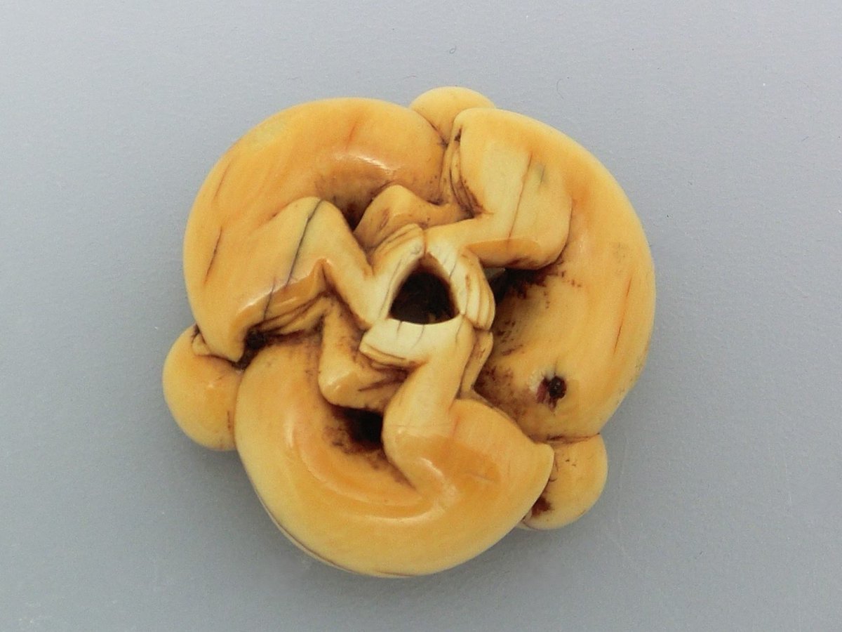 三猿図時代根付 18世紀、象牙刻 江戸時代の中期頃の作品と推定されます