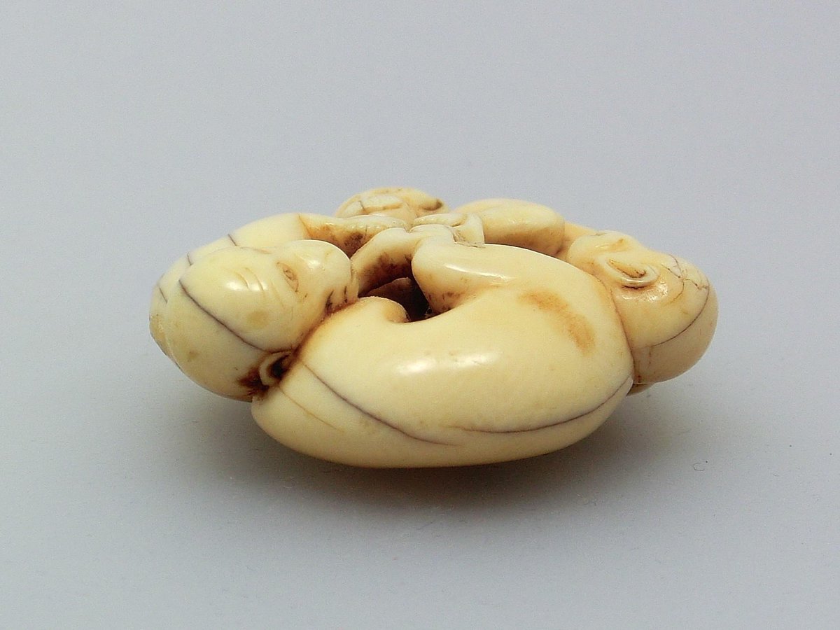 三猿図時代根付 18世紀、象牙刻 江戸時代の中期頃の作品と推定されます