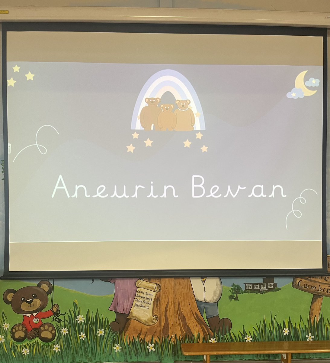 YGCwmbran's tweet photo. Thema'r gwasanaeth heddiw oedd Aneurin Bevan. Diolch i Miss Passmore. 🌟 / The theme for today's assembly was Aneurin Bevan. Thank you to Miss Passmore. #Llesygc #AddGrefygc https://t.co/RalbCGSLRl