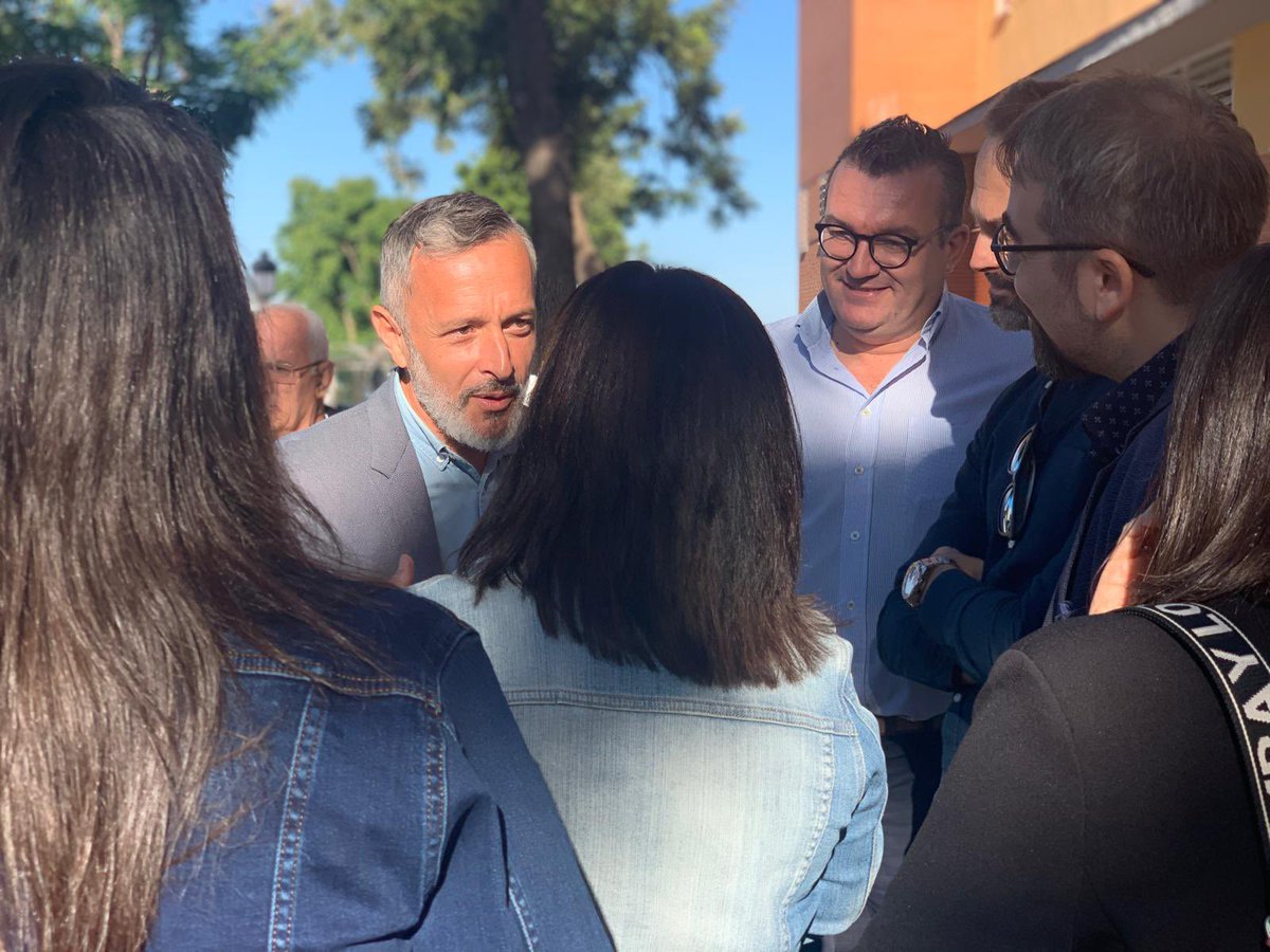 psoedesevilla's tweet photo. 📸Atendemos a los medios de comunicación en Marchena para denunciar el caos sanitario que vive el municipio y la comarca.

🔴@rafarecio22 alerta de que Juanma Moreno está beneficiando el aumento de clientes en la privada en detrimento de pacientes en la #SanidadPública. https://t.co/R1ImhOEwQf