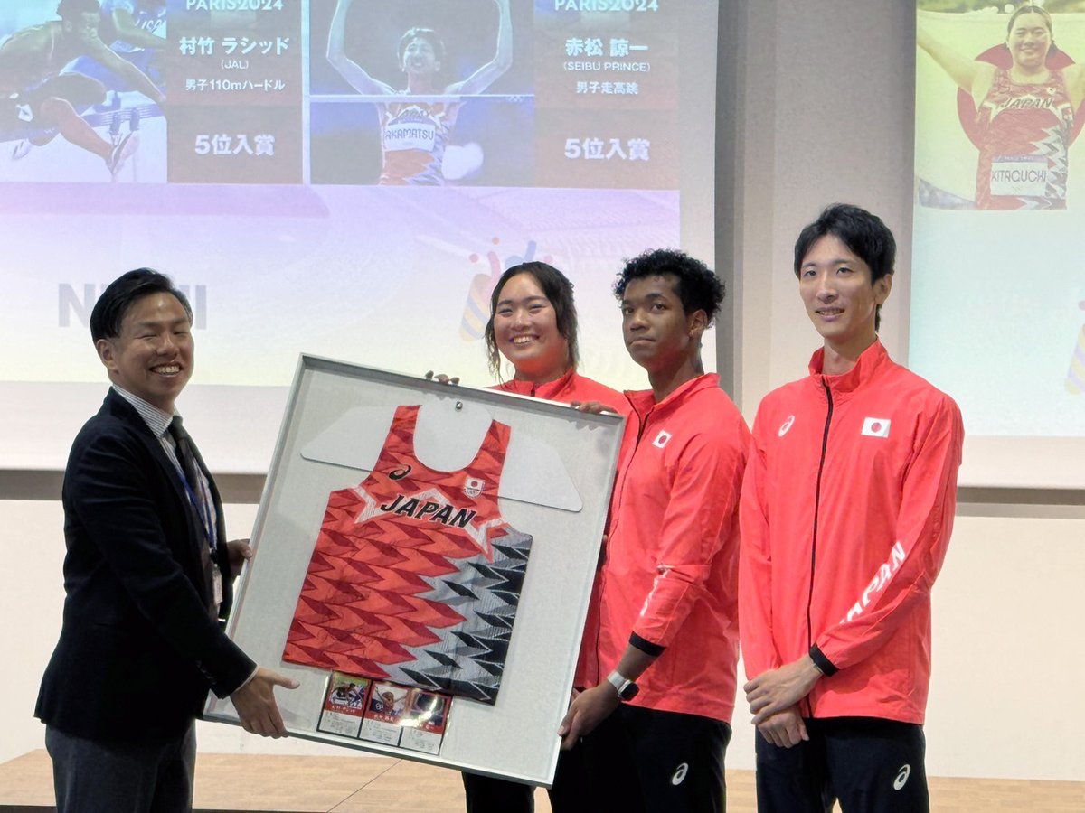 jaaf_official's tweet photo. 【#パリオリンピック スポンサー表敬訪問】

/／
【オフィシャルスポンサー】
株式会社ニシ・スポーツ @NISHI_SPORTS_
\＼

#ニシスポーツ の皆さまと集合写真📸
松田卓巳代表取締役社長に、記念品の日本代表ユニフォームを贈呈させていただきました。
🇯🇵#北口榛花 #村竹ラシッド #赤松諒一

たくさんのご支援、応援ありがとうございました。
引き続きどうぞよろしくお願いします🙌

🇫🇷パリオリンピック特設サイト
https://t.co/l3p1VD2N84
#まだ見ぬステージへ
