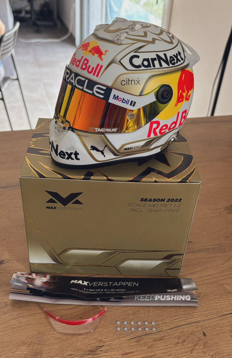 ShaashouM's tweet photo. Je mets en vente le casque 2022 de Max Verstappen avec sa boîte, sa housse, les minis tear-off + les deux petits accessoires. 
Prix en mp 
Pouvez-vous RT s’il te plaît ? Merci beaucoup ❤️🙏🏻 https://t.co/vvXLIue03G