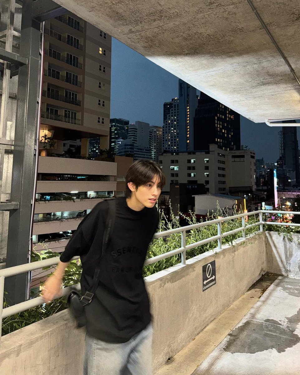 ไวบ์แบบผู้ชายใน pinterest เป็นรูปที่เด็กผู้หญิงจะเอาไว้ลงในสตอรี่มาก หล่อ น่ารัก ขี้เล่น aa material ❤️🫰🏻🫰🏻

 #AAashirakorn