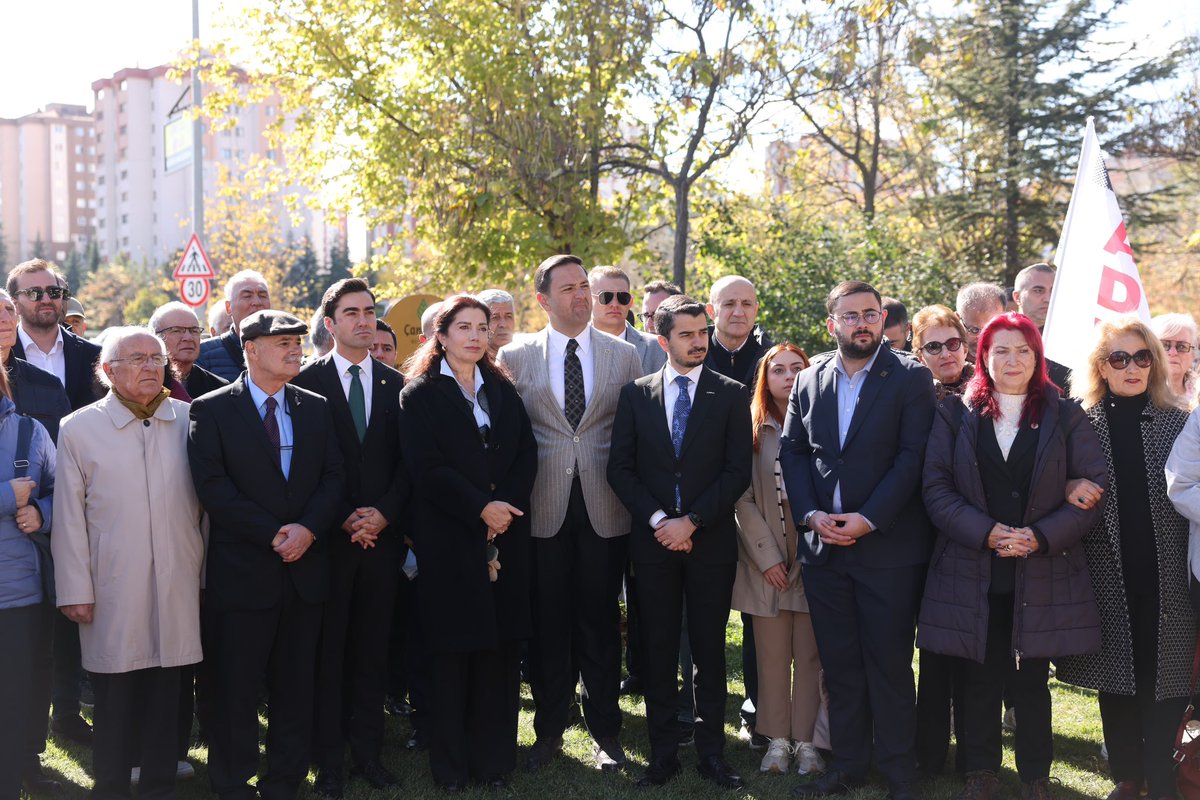 Cumhuriyet devrimlerinin yılmaz savunucusu, kıymetli siyasetçi ve bilim insanı, Kültür Eski Bakanı Prof. Dr. Ahmet Taner Kışlalı’yı evinin önünde ve Ahmet Taner Kışlalı Parkımızdaki anıtı önünde saygıyla andık.

Zaman, haklılığının kanıtı oldu. Yolu genç kuşaklara ilham oldu.