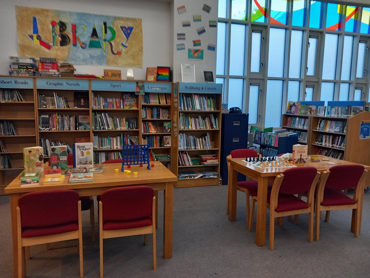 enniscorthyvlib's tweet image. Proud to showcase the library at recent Open Night @EnniscorthyC. Great to inform people about @jcsplibraries &amp;amp; @Oide_JCSP. With assistance of my colleague Ms. Ann Rooney &amp;amp; 6th year student librarian Bartek.

#SchoolLibraries #GreatSchoolLibraries #SchoolLibrariesMatter @SLG_LAI