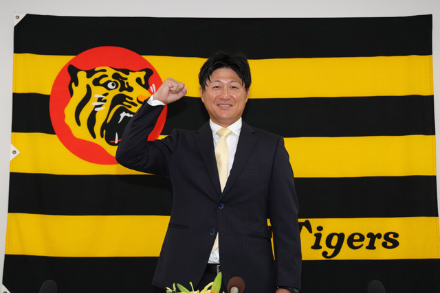 TigersDreamlink's tweet photo. 21日(月)、来季の新コーチの就任会見を行いました。
【ファームコーチ】
#梵英心 ファーム打撃コーチ
https://t.co/240flloVFR
#俊介 ファーム野手コーチ
https://t.co/tiikq8yw0e
#阪神タイガース https://t.co/AEf57lJo0f