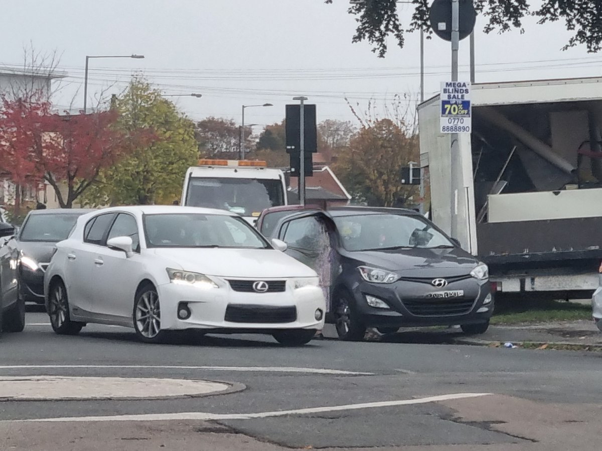 YardleyWMP's tweet photo. Another 14x tickets issued this morning across Yardley, mainly at @BHPS_1 @StBernsPrimary @starbank_school for parking that puts school children and padestrians at risk. #constantparkingenforcementonitswaytoyou #ticketsinthepost https://t.co/MwqEIwtne4
