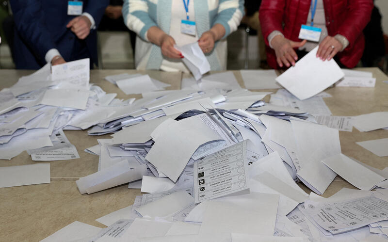 A knife-edge majority of 50.17% voted 'yes' in Moldova's pivotal referendum on joining the European Union, nearly final results showed after President Maia Sandu said Sunday's twin votes had been marred by 'unprecedented' outside interference reut.rs/3BRbKAt 1/9