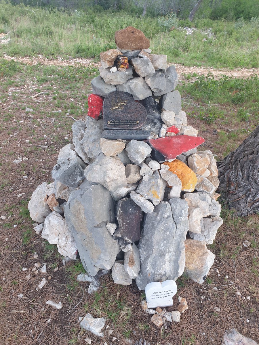 Un petit "cairn mortuaire" le long d'un large chemin dans la colline. 
Je sais que sur ce chemin il y a des familles qui ont dispersé des cendres.
C'était un lieu de pique-nique, de gouter.