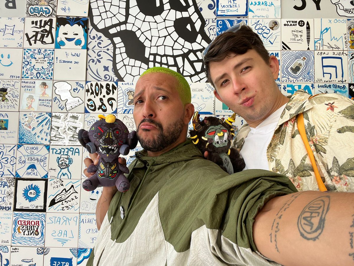 The two bananas had an ape reunion, ft frens! 🍌 https://t.co/qH3MSDYb3u