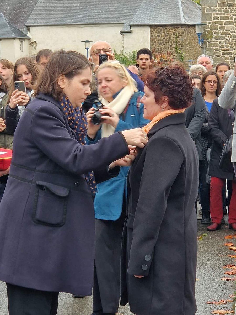 O2LaLiberation's tweet photo. Le 20 octobre à Québriac, madame Stéphanie Trouillard a remis à madame Christelle Chauvin la médaille de la Résistance décernée à titre posthume à son arrière-grand-mère, Marie-Ange Thé épouse Chauvin, dont le nom a été dévoilé sur le monument aux morts.
©Ordre de la Libération https://t.co/bLuyP3a7VD