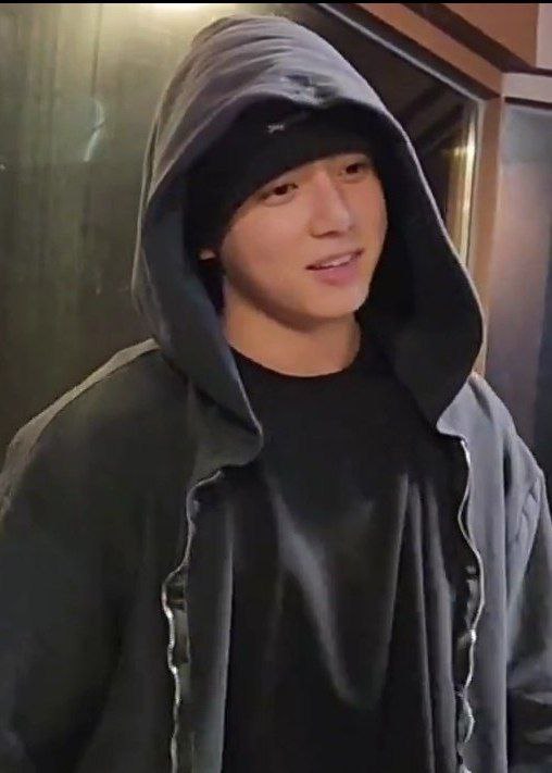 tinny_haho's tweet photo. ৎ ✧ ࣪ vídeo con #Jungkook, publicado en TT por La persona que lo conoció en el restaurante aparentemente en diciembre de 2023! Además expresó su agradecimiento con él por ser amable ya que no hablaba muy bien coreano por lo que JK trato de comunicarse en inglés!

Adorable! 💓 https://t.co/hFFphQiPpC