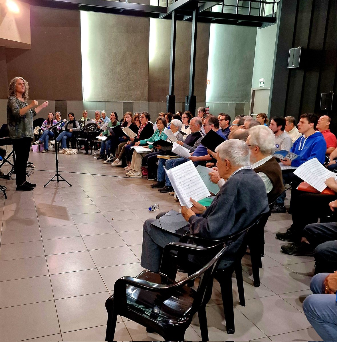 Una seixantena de cantaires en escena presentarem el concert COM(N)VIURE 
Us hi esperem!

📅 Dia: 01/11/24
🕑 Hora: 6 de la tarda
📌 Lloc: Auditori de Girona - Sala Simfònica 
🎟️ Entrada: 5€