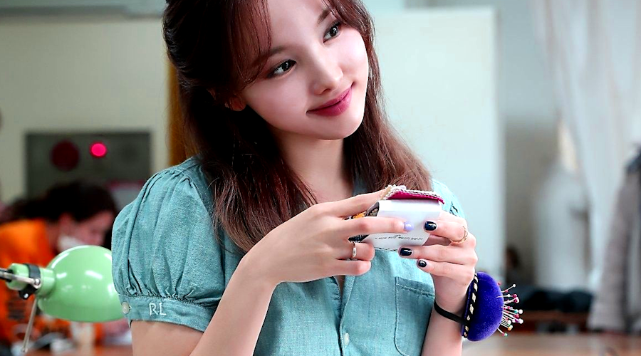 love 🪑 emotion tweet media