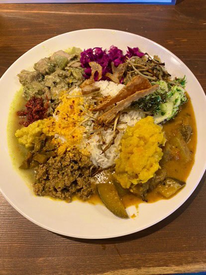 Megu98051514's tweet photo. 今回のテーマは『秋🍂』
秋ってさつまいもやくり🍠🌰
根菜など美味しい食材がたくさん😊
ってな訳で出来上がったプレートは
カレー5種、副菜8種の13種類（笑）
また作り過ぎました〜 https://t.co/VzlTr8tZ48