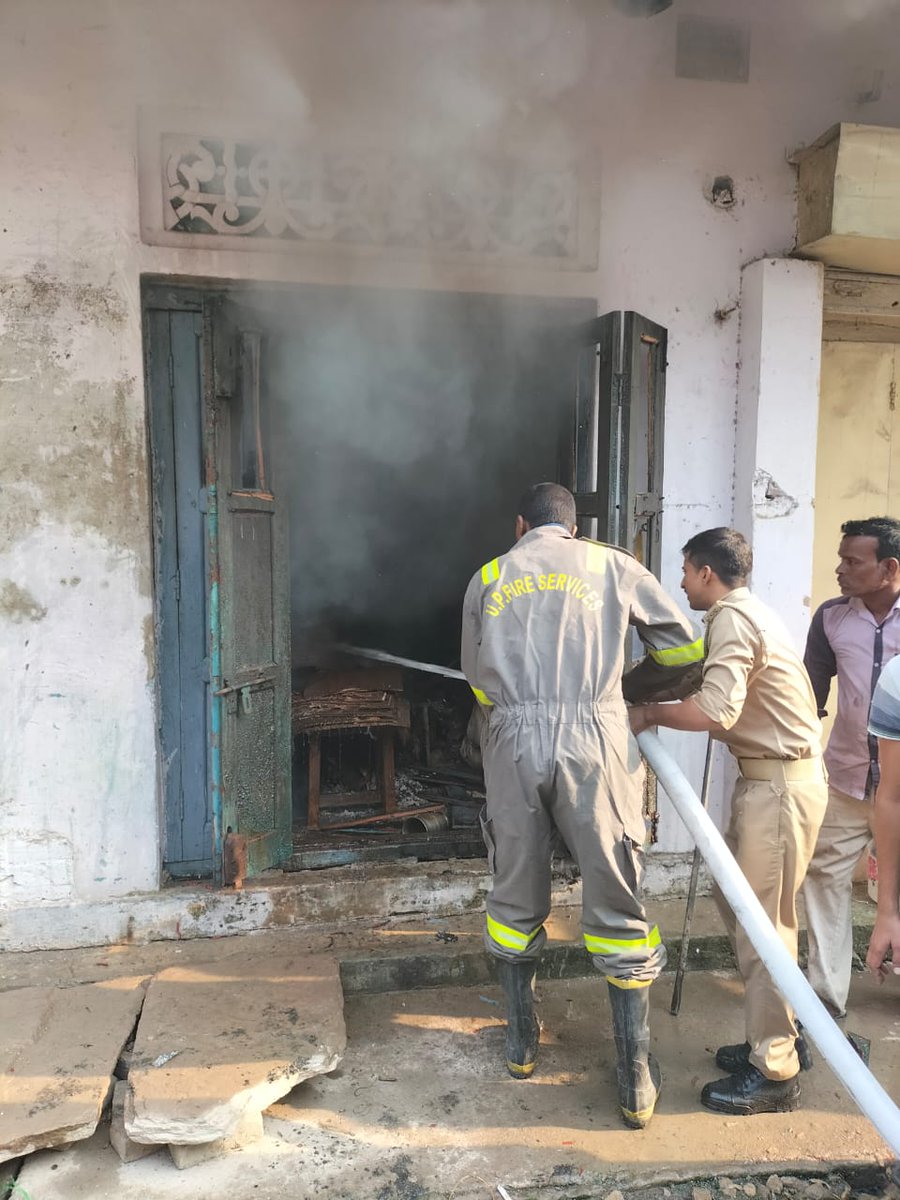 ghazipurfire's tweet photo. दि021.10.24 को गाजीपुर कस्बे मार्किनगंज में रुई और रजाई की दुकान में लगी भीषण आग की सूचना पर त्वरित कार्यवाही करते हुए #Cfogzr के निर्देशन में #FsGhazipur यूनिट द्वारा मौके पर पहुच कर आग को पूरी तरह बुझाया तथा आस पास के भवनों में पहुँचने से रोका गया @AdminGhazipur @CMOfficeUP https://t.co/CsdLgCr8s9